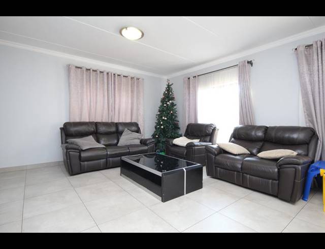 3 BEDROOM HOUSE FOR SALE IN THATCHFIELD